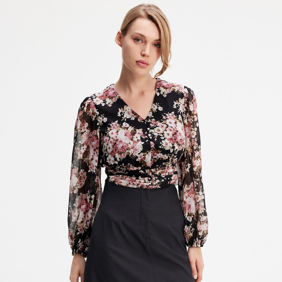 Kurze Bluse mit Blumenmuster