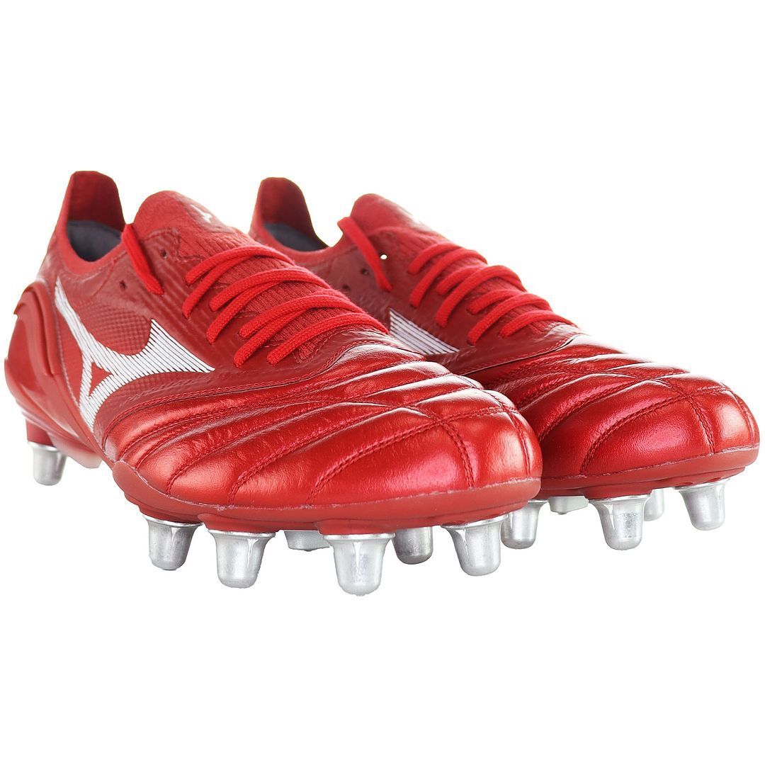 Rote Fußballschuhe aus Leder für festen Boden