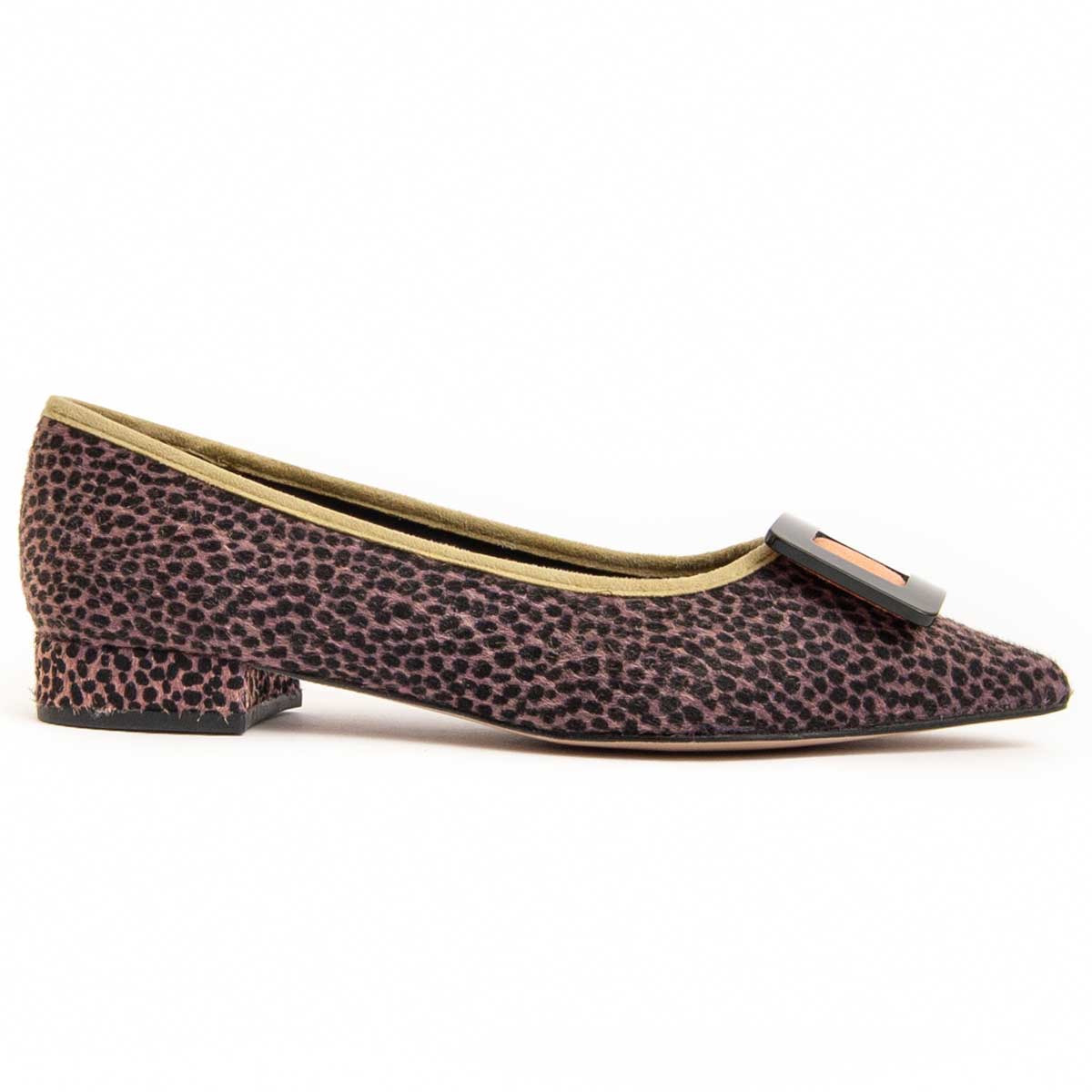 Ballerina mit Leopardenmuster und spitzer Zehenpartie