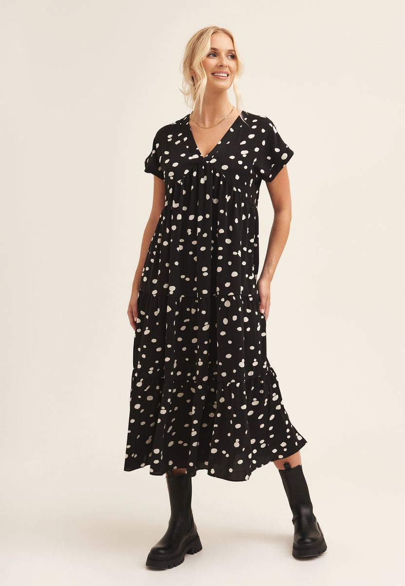 Gepunktetes, gestuftes Midikleid