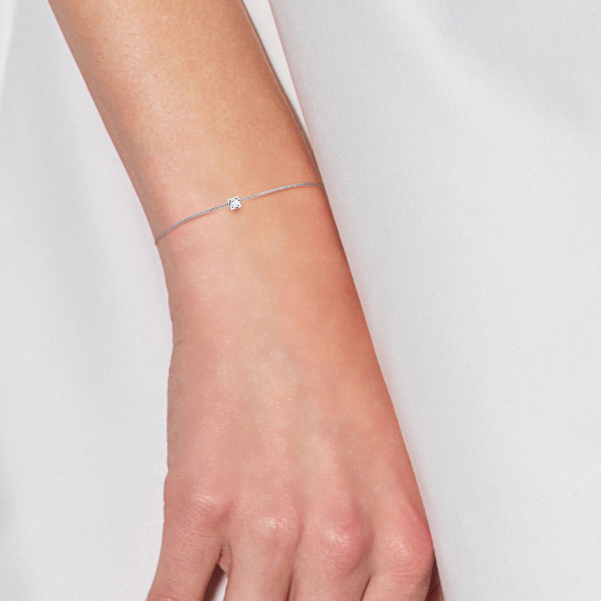 Minimalistisches Silberarmband mit Diamant