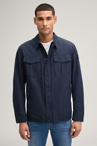 Marineblaue leichte Jacke mit aufgesetzten Taschen und Knopfverschluss