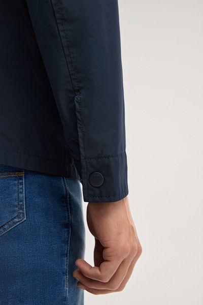 Marineblaue leichte Jacke mit aufgesetzten Taschen und Knopfverschluss