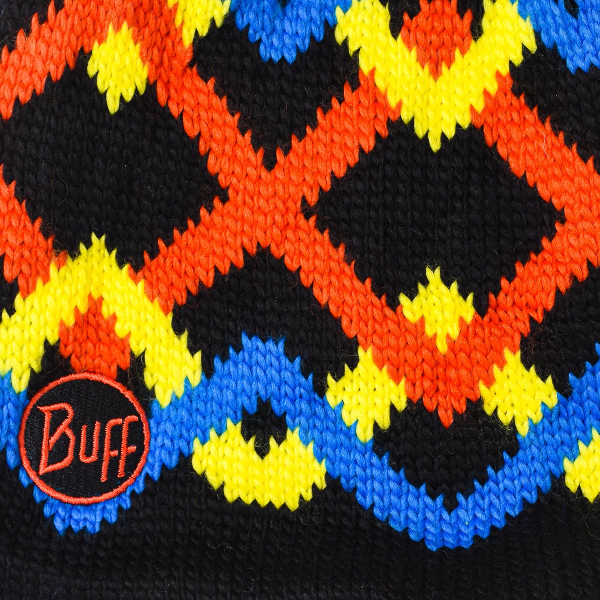 Geometrische Strickmütze mit Bommel