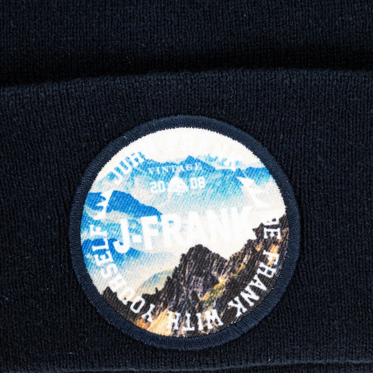 Klassische Strickmütze mit Berg-Patch