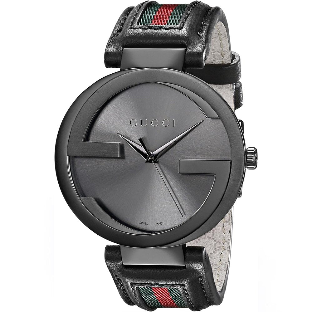 Interlocking Logo-Uhr mit gestreiftem Armband