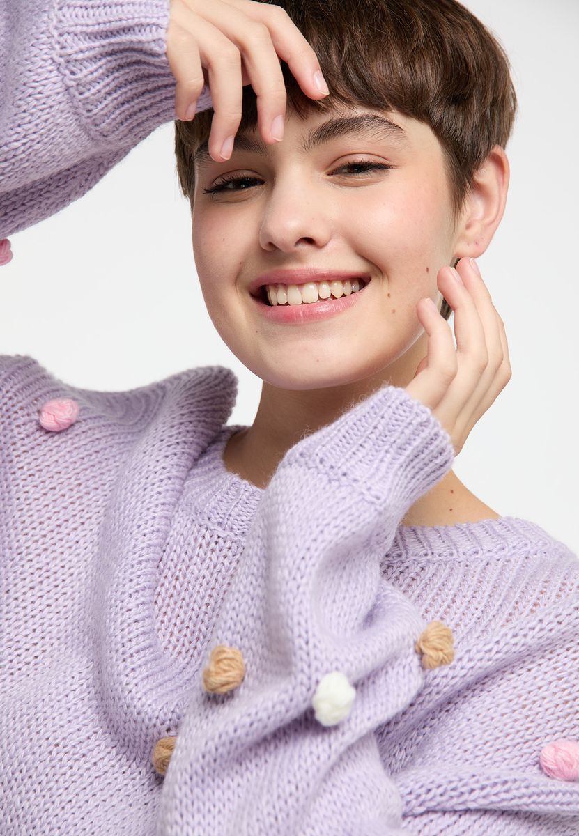 Oversize-Strickpullover mit bunten Bommeln