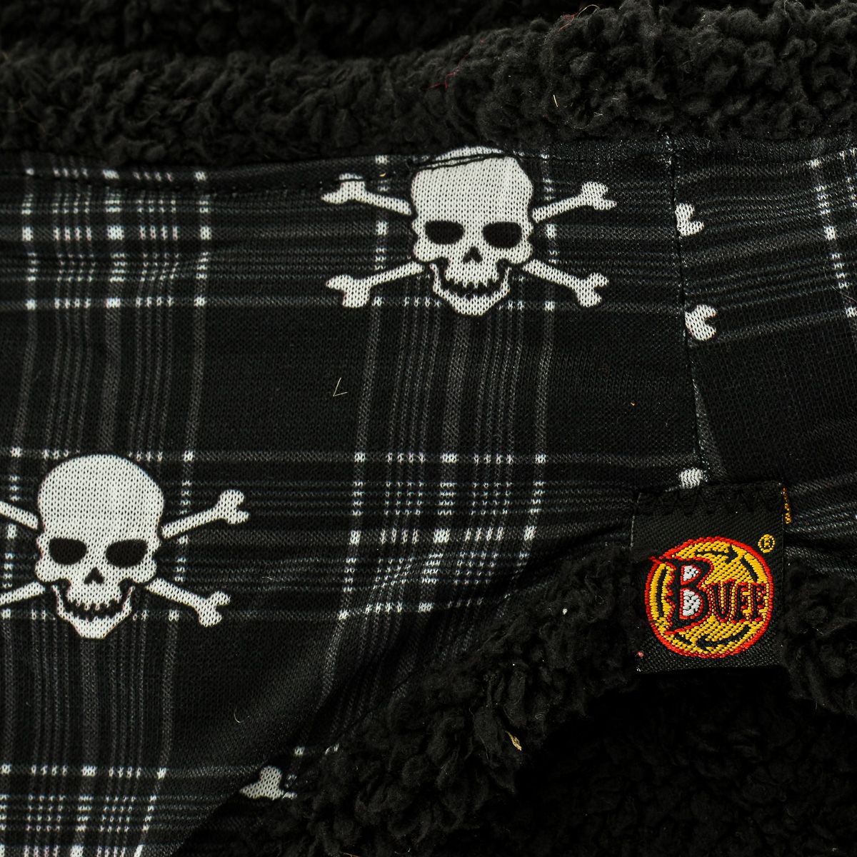 Fleece-Stirnband mit Totenkopf-Karomuster