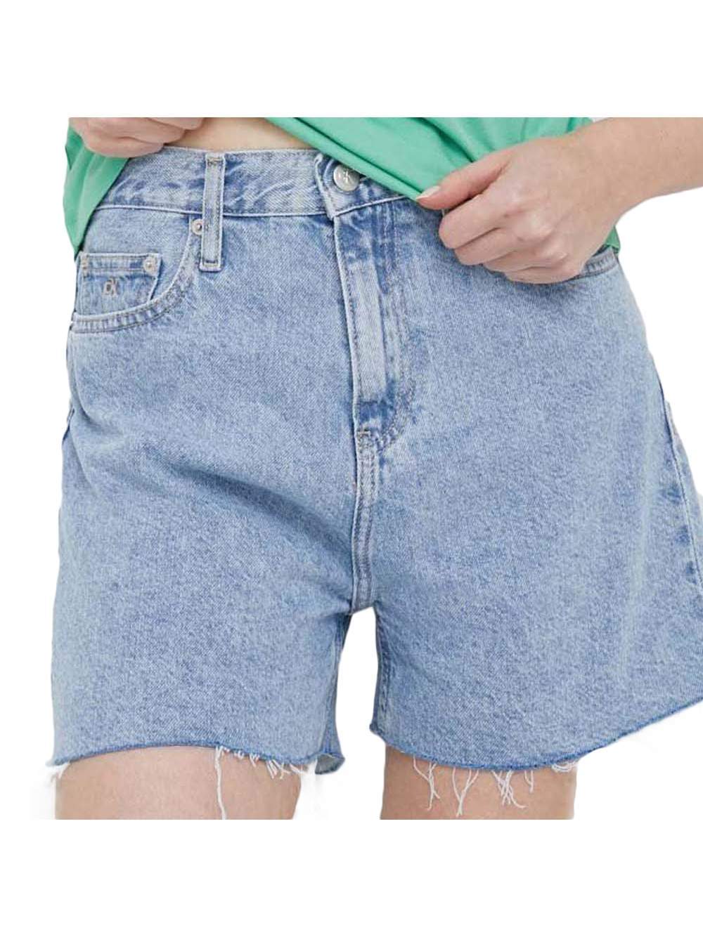 Denim-Shorts mit ausgefranstem Saum