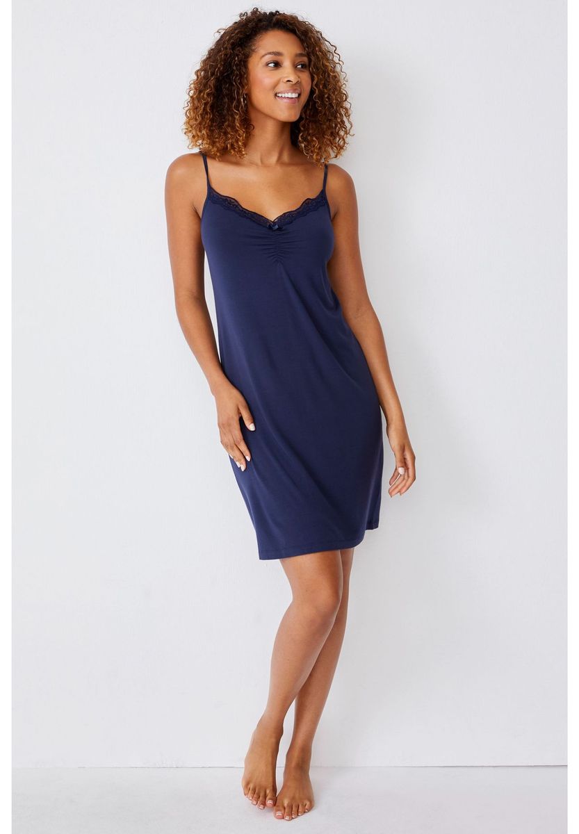 Lounge-Trägerkleid mit Spitzenbesatz