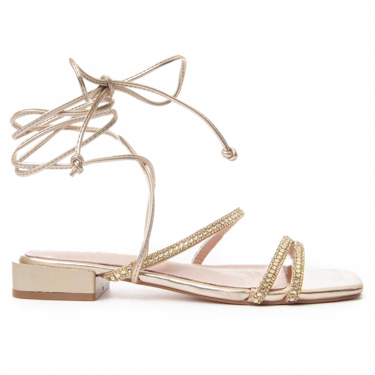 Goldene flache Sandalen mit Knöchelriemen