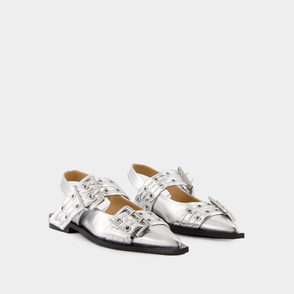 Silberne spitze Ballerinas mit Schnalle