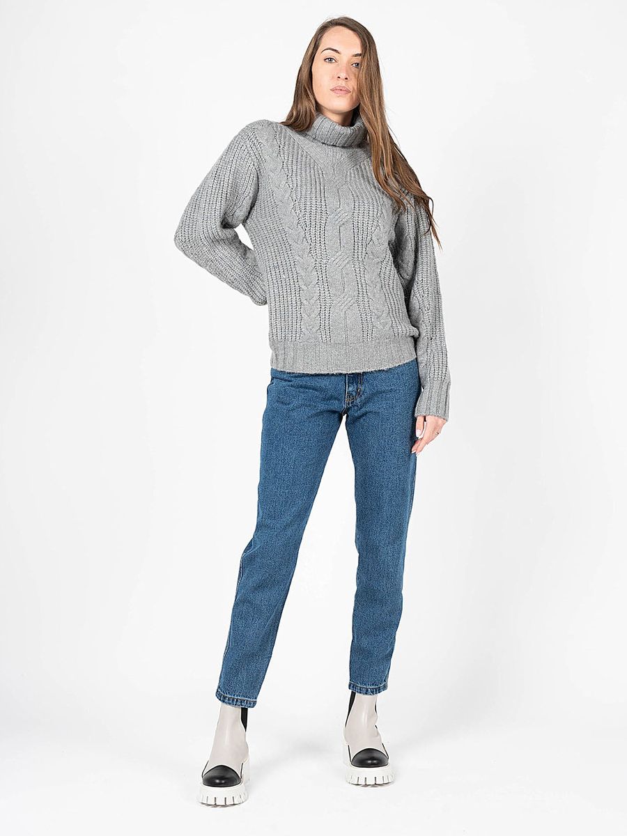 Grauer Strickpullover mit Rollkragen und Zopfmuster