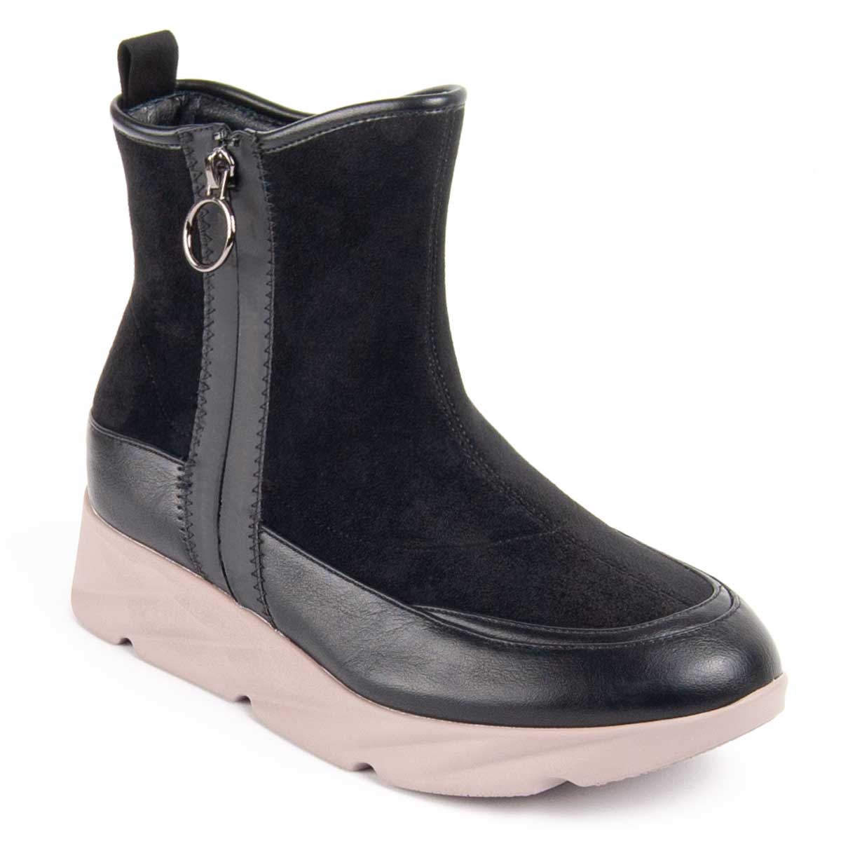 Lässige Keilstiefeletten im Materialmix