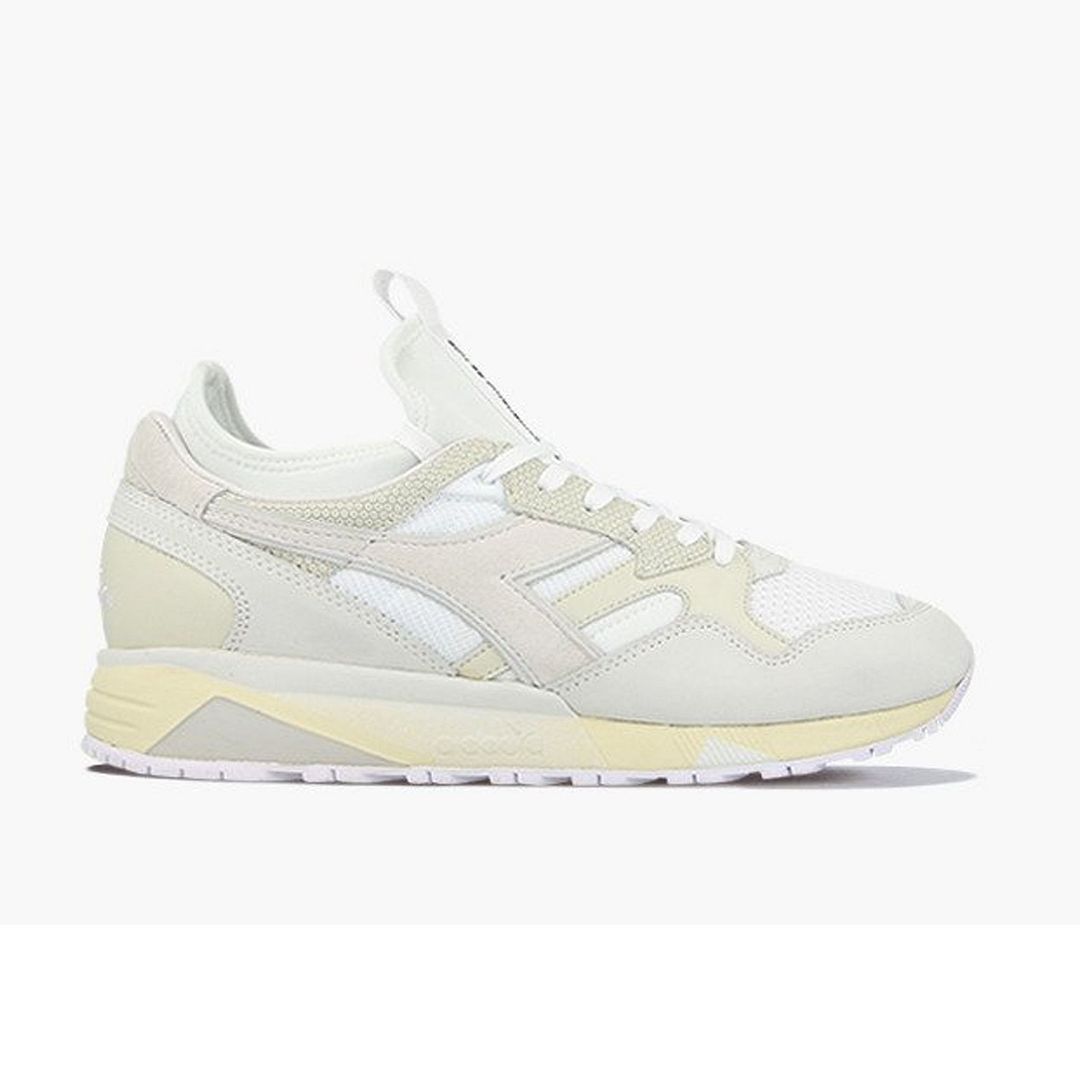 Retro-inspirierter beiger Laufschuh