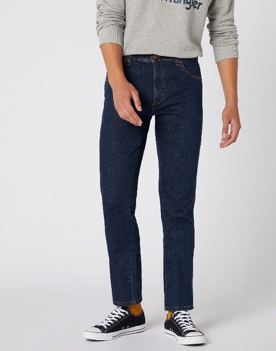 Schmal geschnittene Jeans in dunkler Waschung