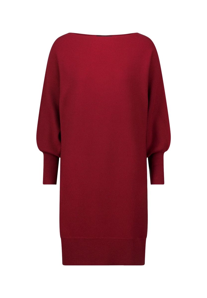 Strukturiertes Strickkleid mit U-Boot-Ausschnitt
