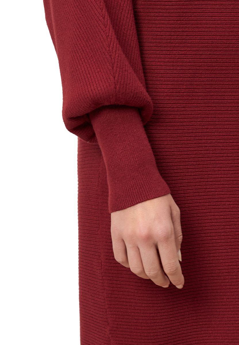 Strukturiertes Strickkleid mit U-Boot-Ausschnitt