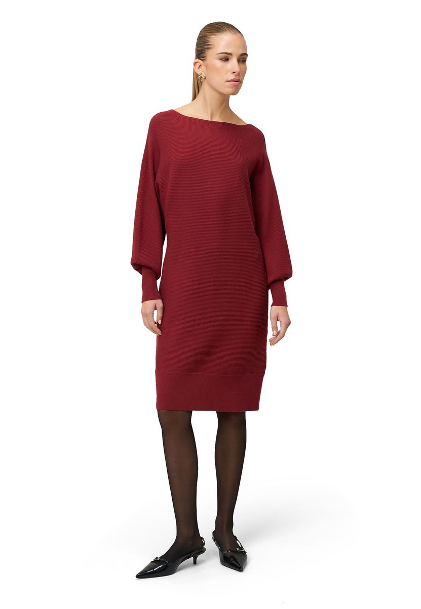 Strukturiertes Strickkleid mit U-Boot-Ausschnitt