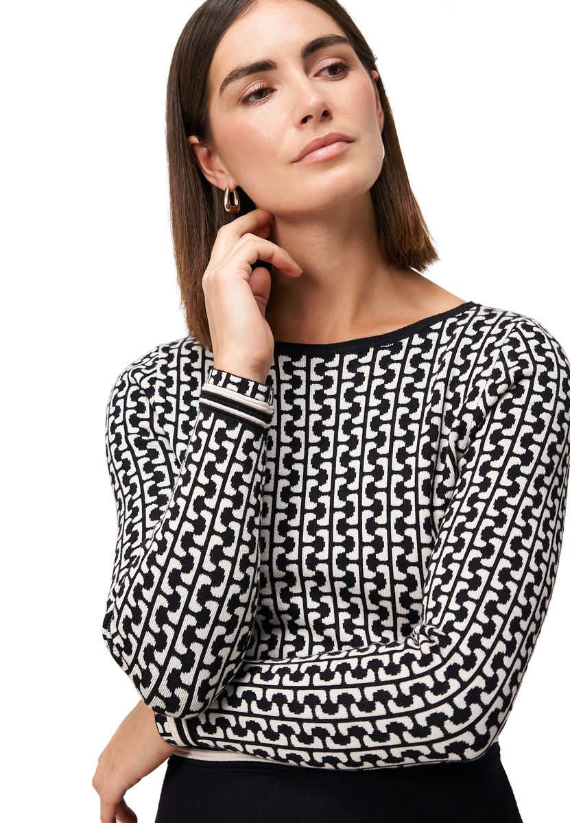 Gemustertes Strickkleid mit langen Ärmeln