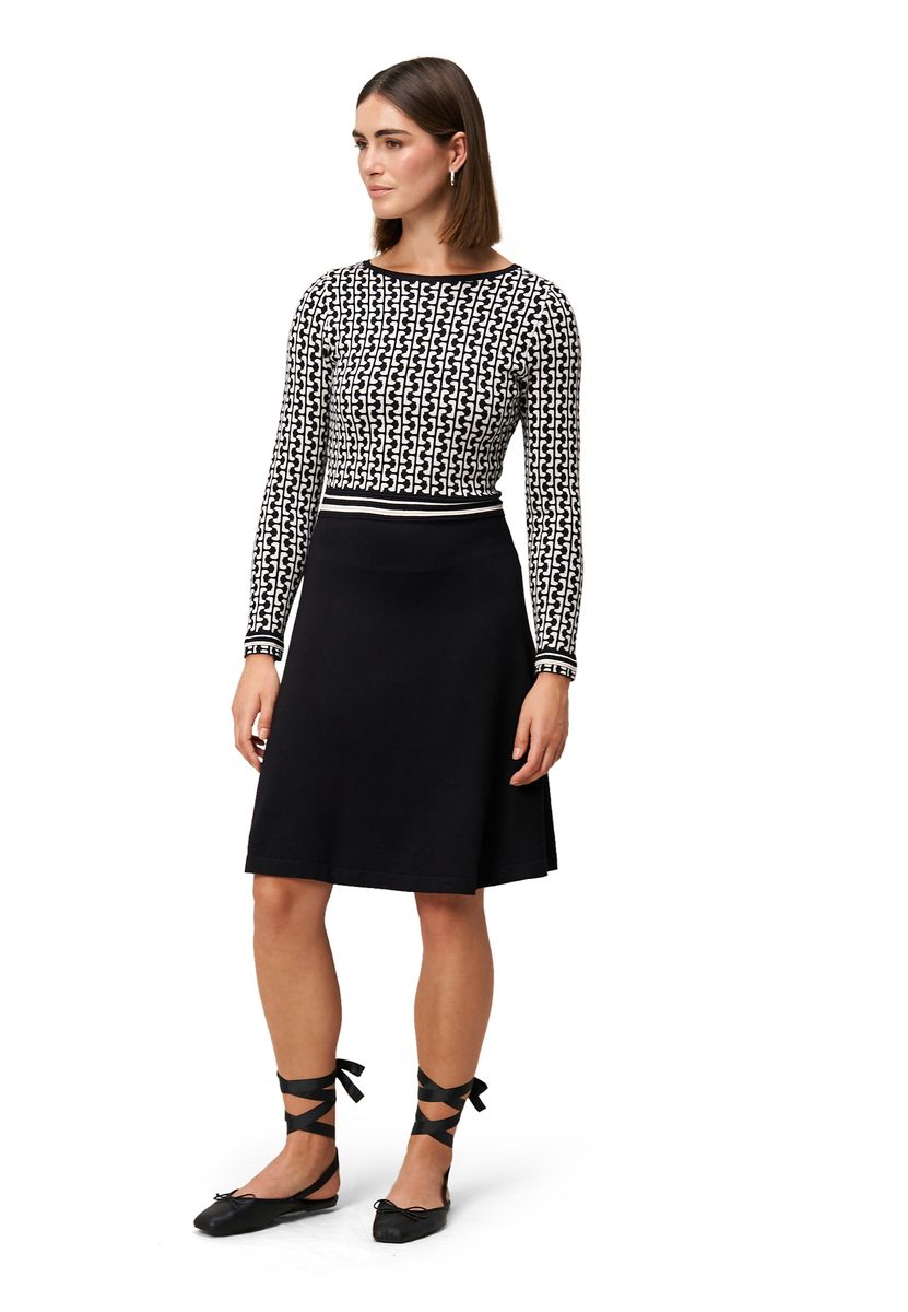 Gemustertes Strickkleid mit langen Ärmeln