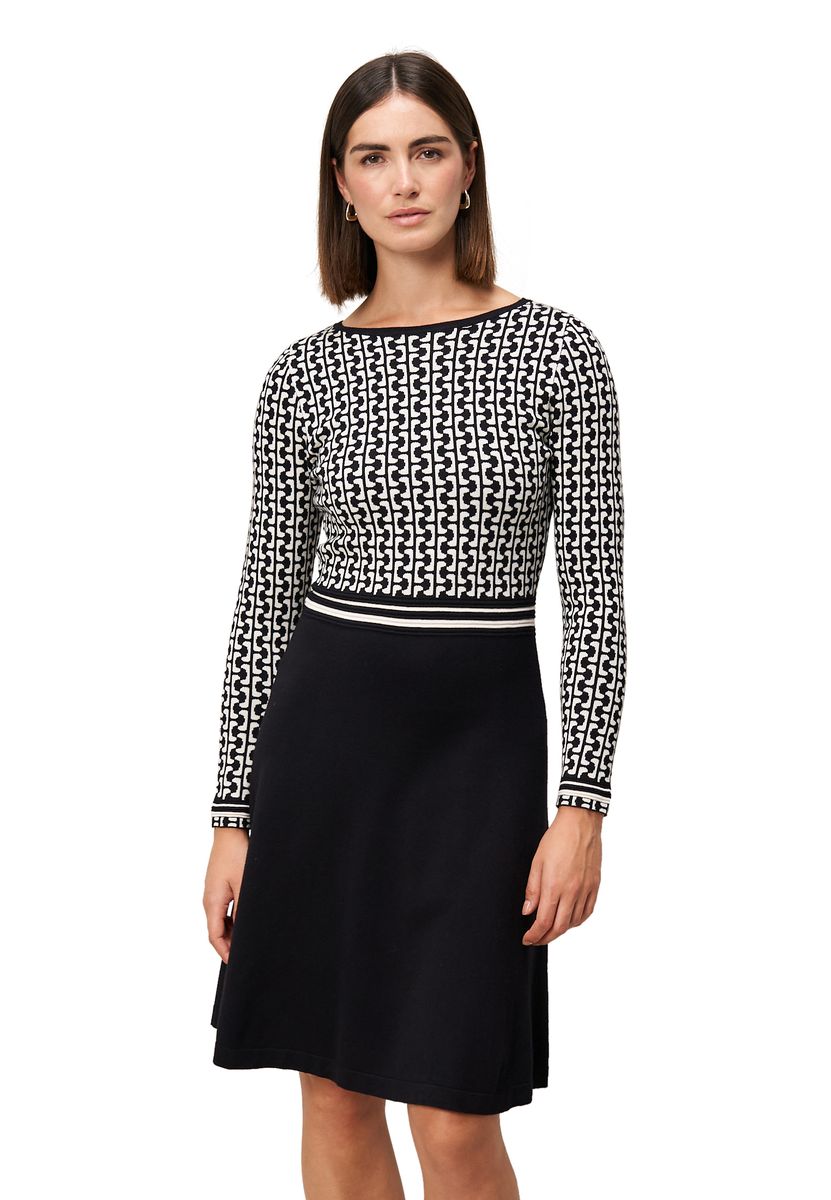Gemustertes Strickkleid mit langen Ärmeln