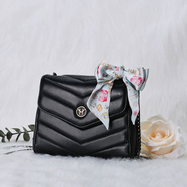Gesteppte Leder-Schultertasche mit Kette