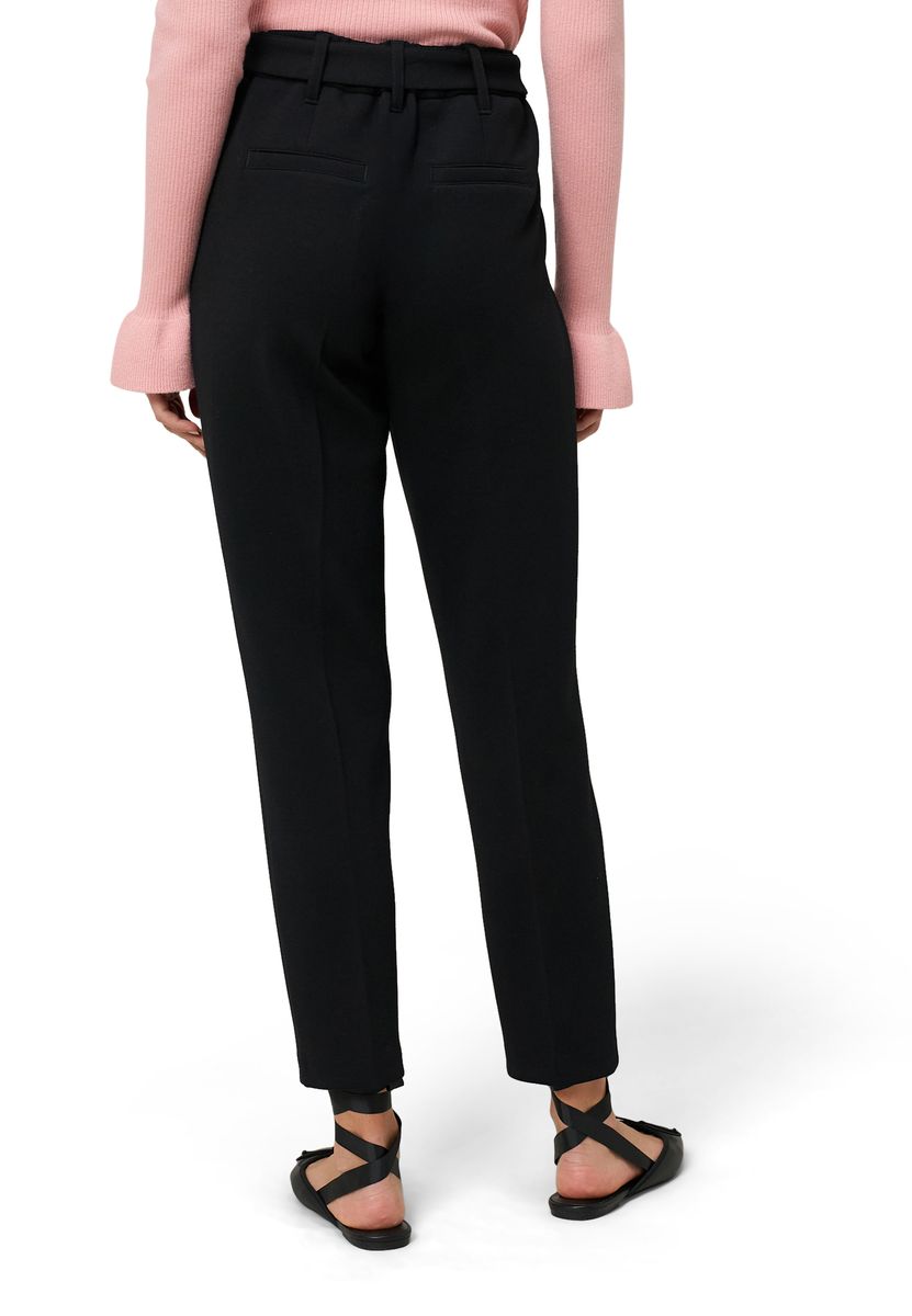 Klassische schwarze, schmal zulaufende Knöchelhose