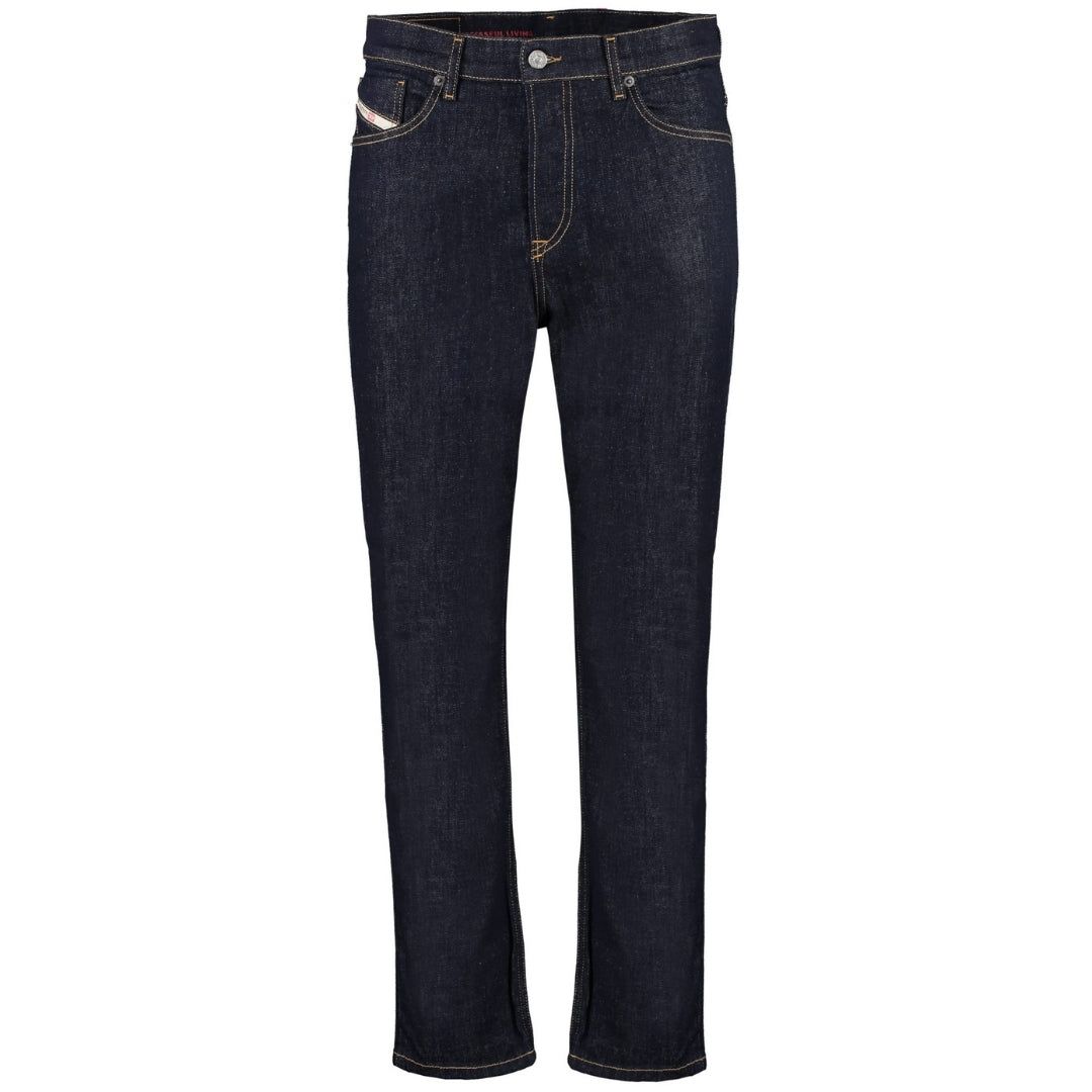 Dunkelblaue Jeans mit schmal zulaufendem Bein