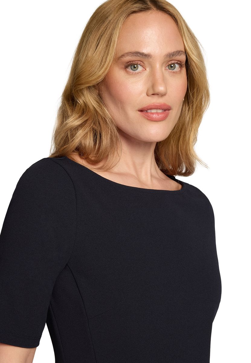 Ausgestelltes Minikleid mit Gürtel