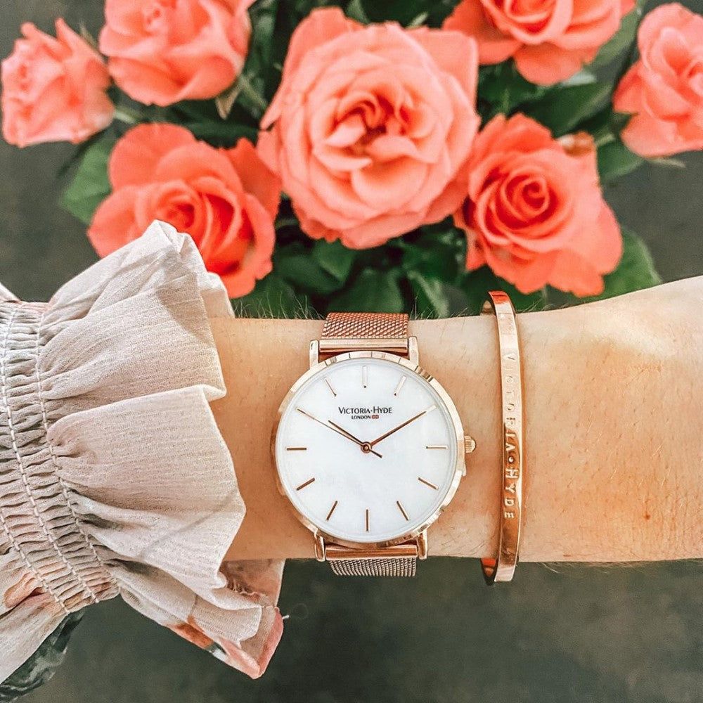 Minimalistische Armbanduhr in Roségold
