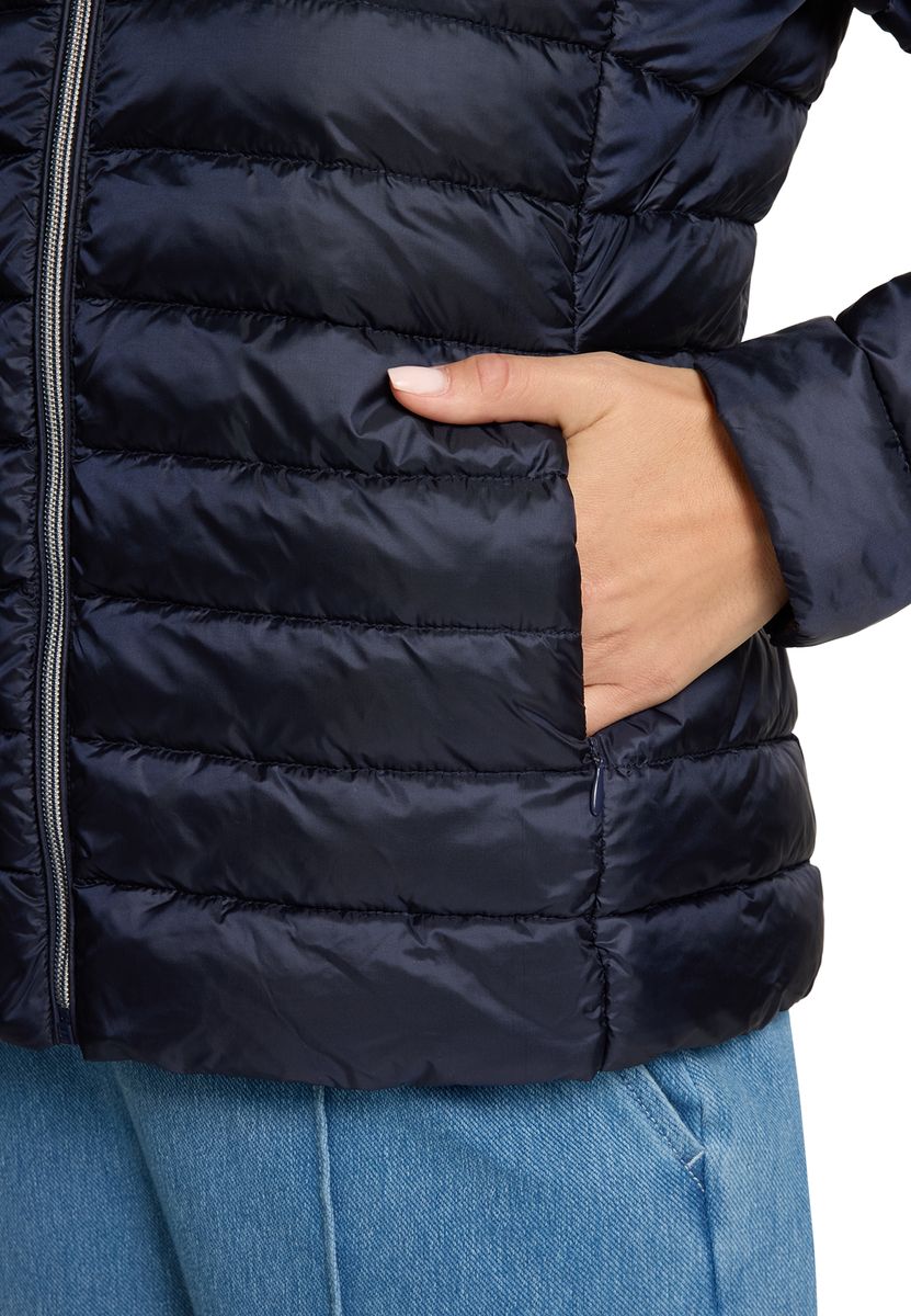 Figurbetonte Steppjacke mit Stehkragen