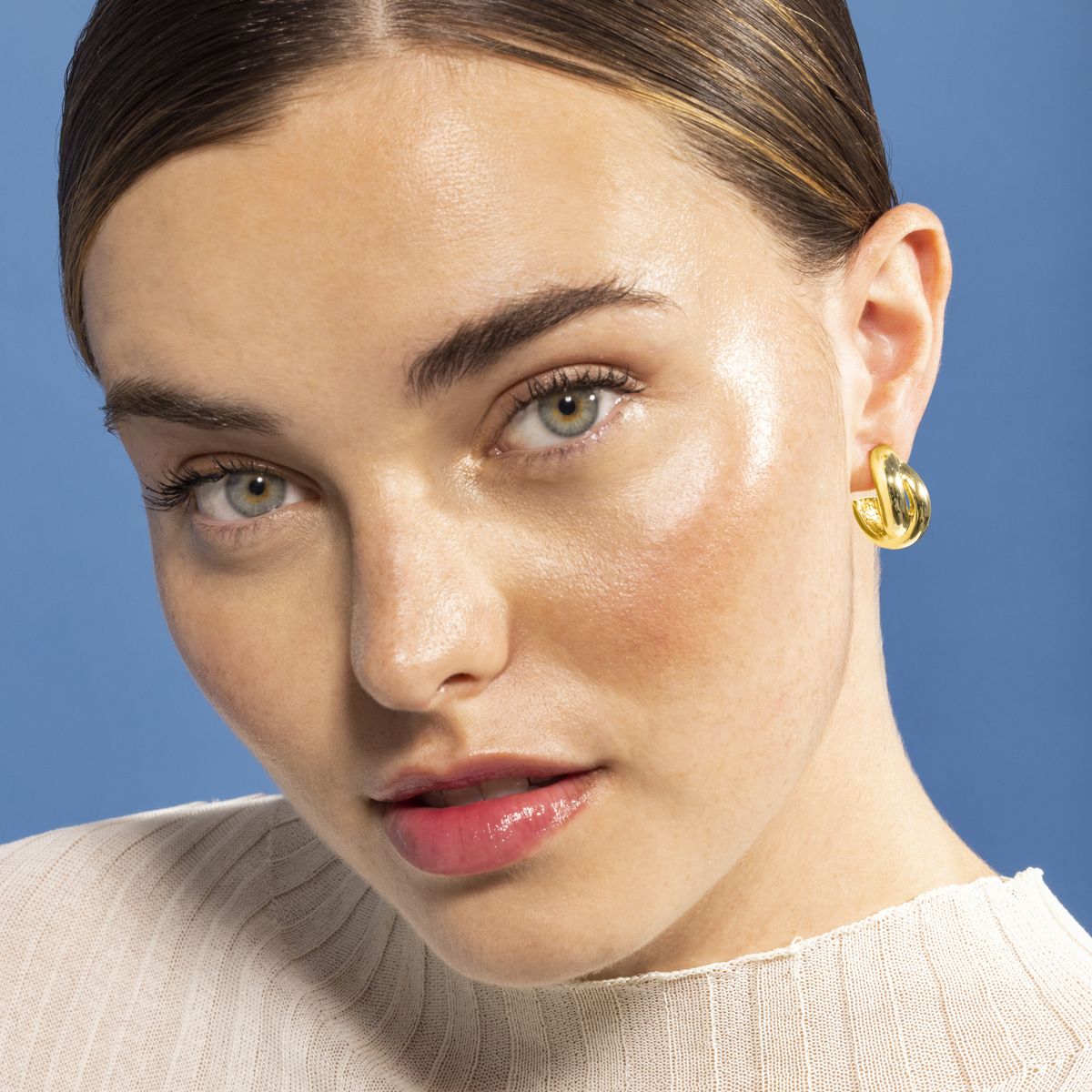 Skulpturale organische Ohrringe in Gold-Optik