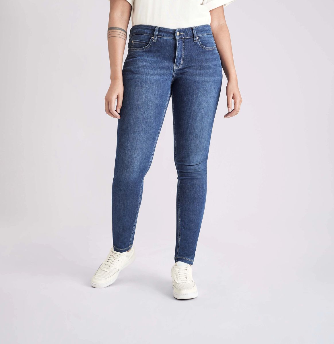 Schmale, hochtaillierte Jeans