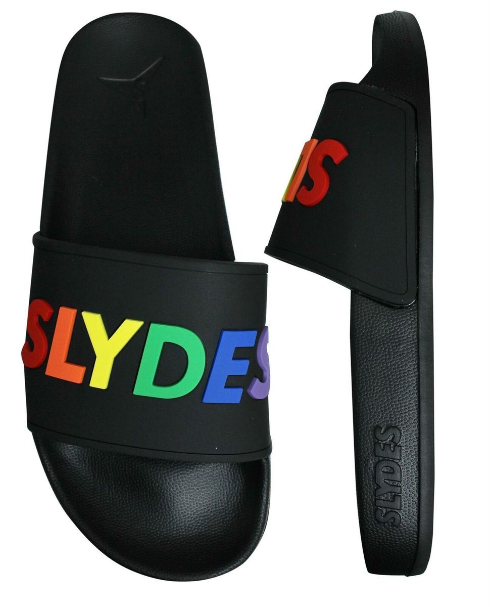 Slide-Sandalen mit Regenbogen-Schriftzug