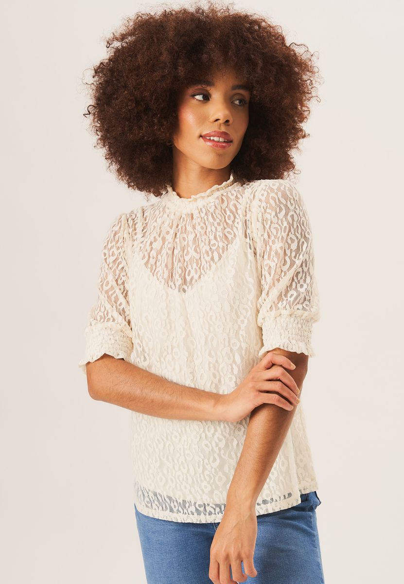 Lockere Bluse mit hohem Spitzenkragen