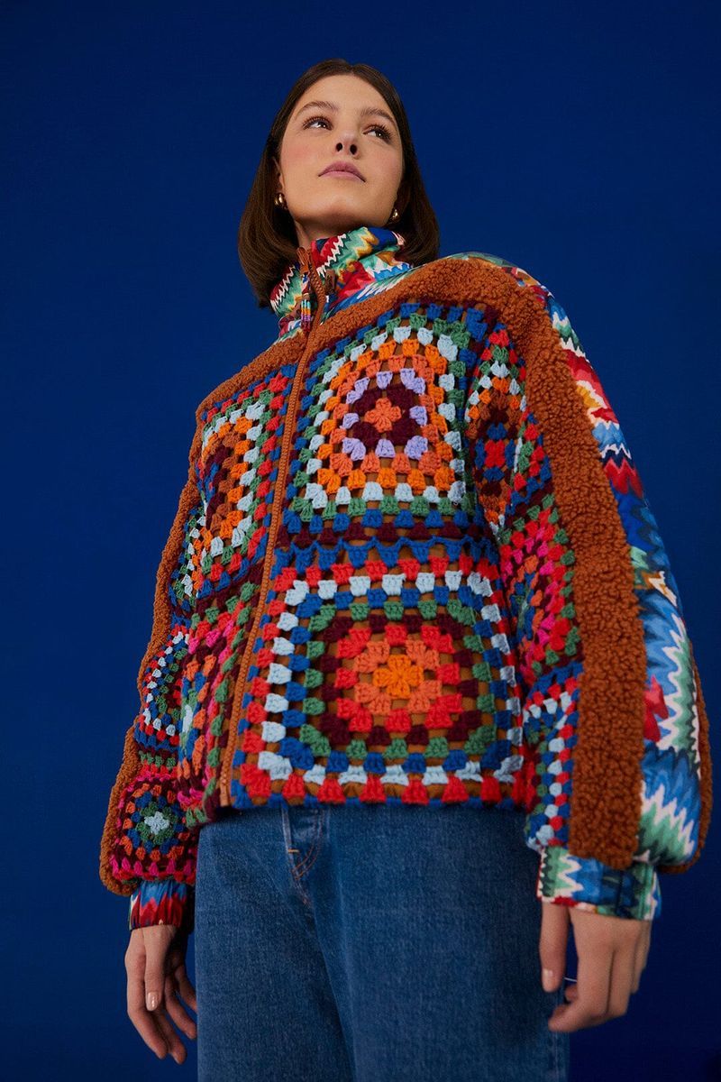 Wendbare Pufferjacke mit Häkel-Patchworkmuster