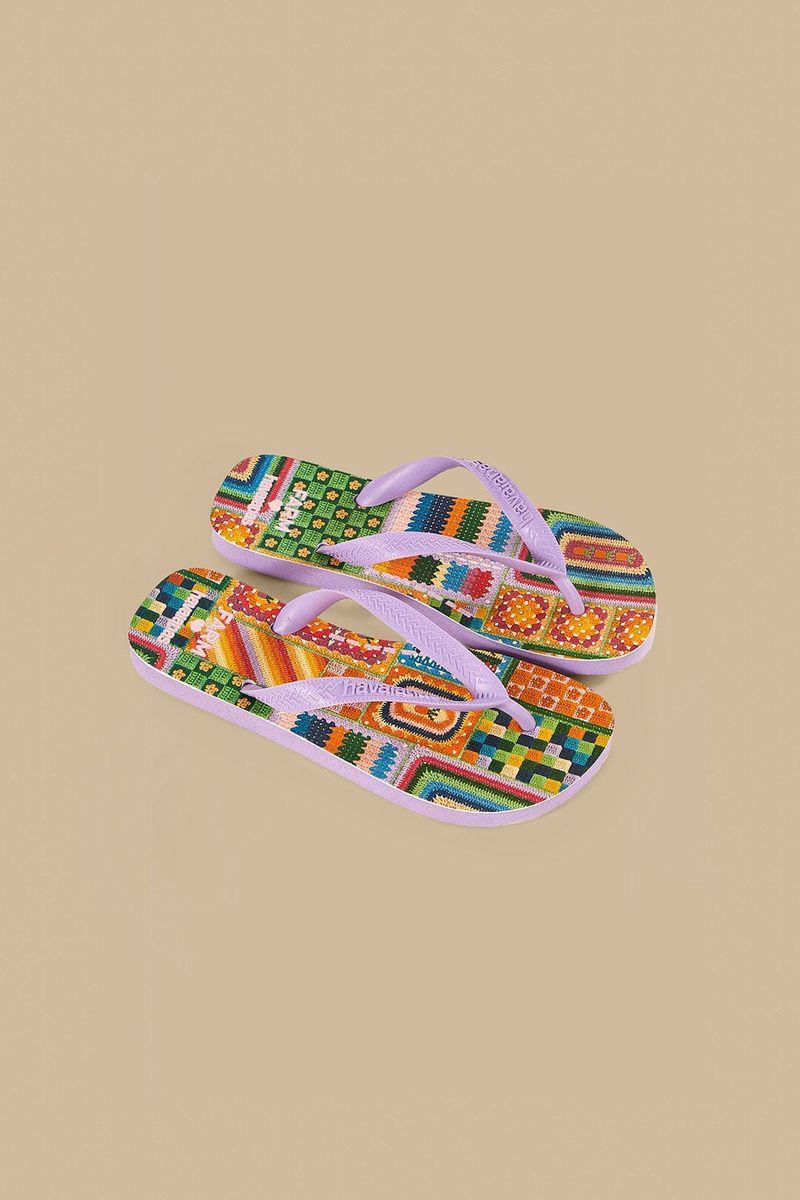 Havaianas Sandalen mit buntem Häkelmuster