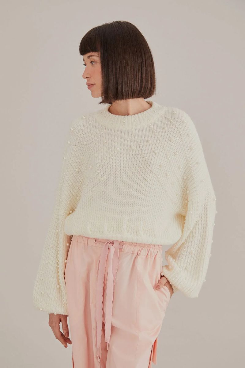 Gestrickter Pullover mit aufgestickten Perlen
