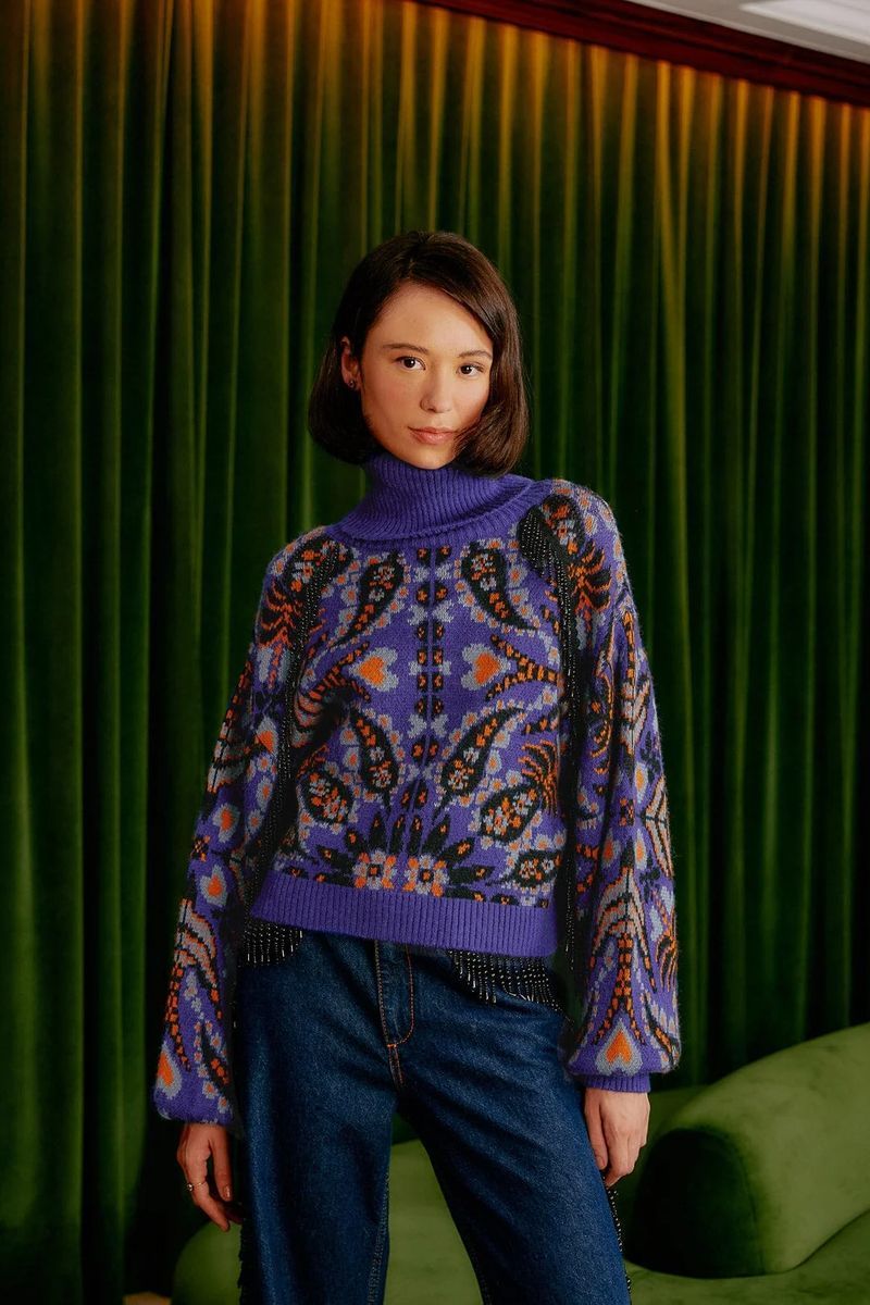 Gestrickter Rollkragenpullover mit Stickereien und Pailletten