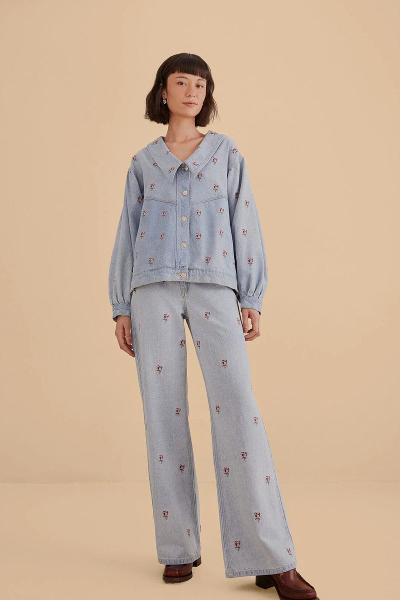 Jeans mit Rosenstickerei und weitem Bein