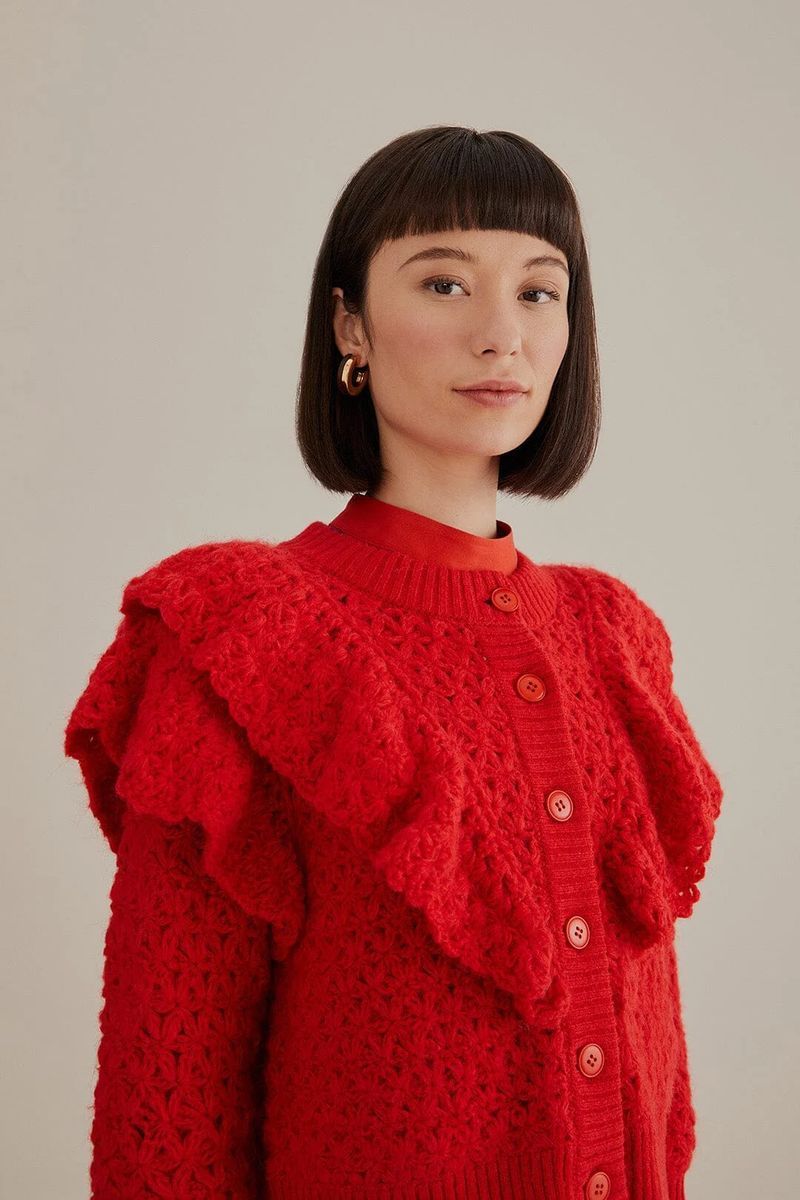 Strickjacke mit Blumenmuster und Rüschen