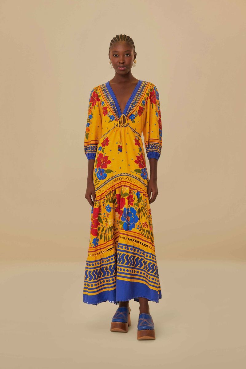 Geblümtes gelbes Maxikleid