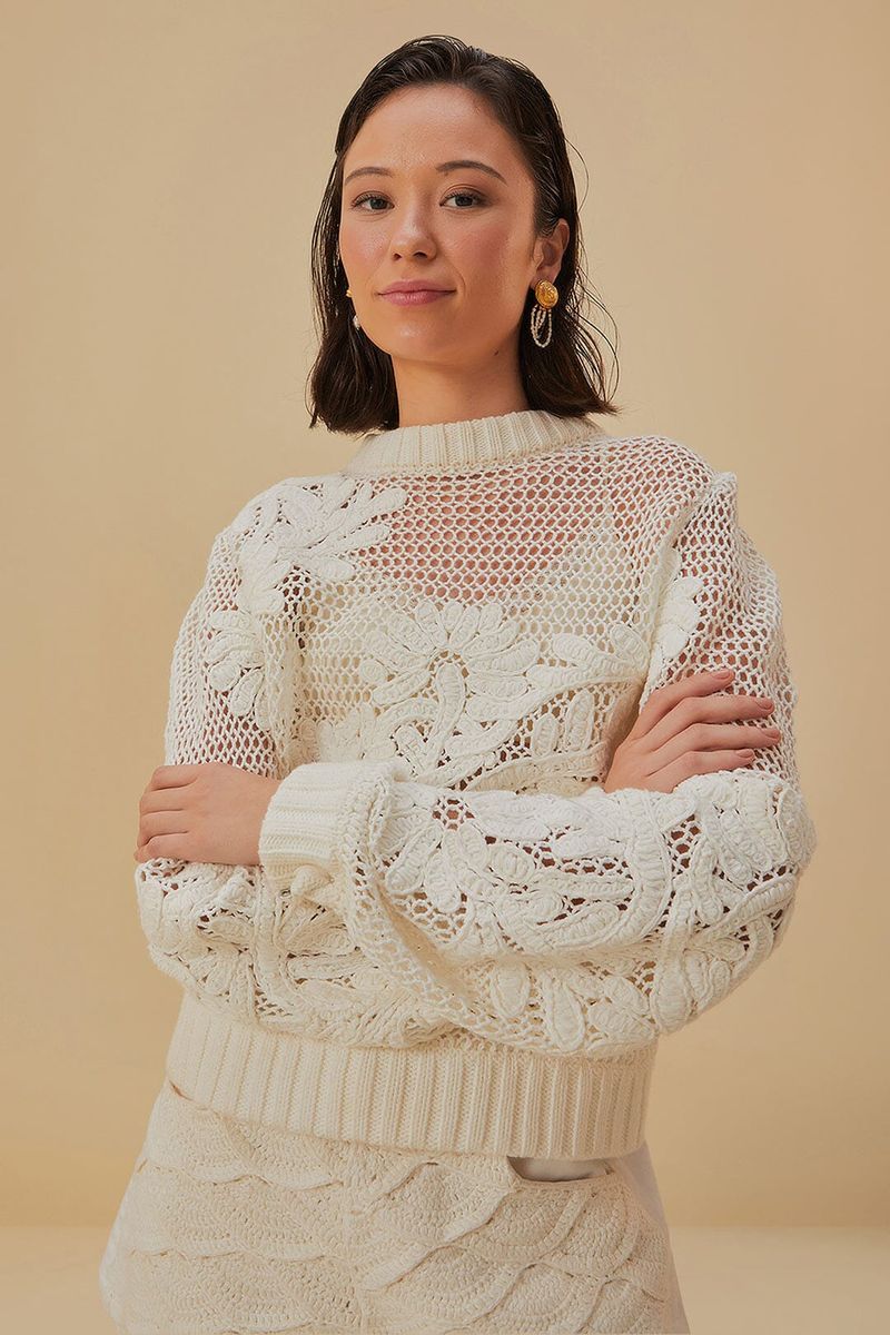 Eleganter gestrickter Pullover mit Stickerei