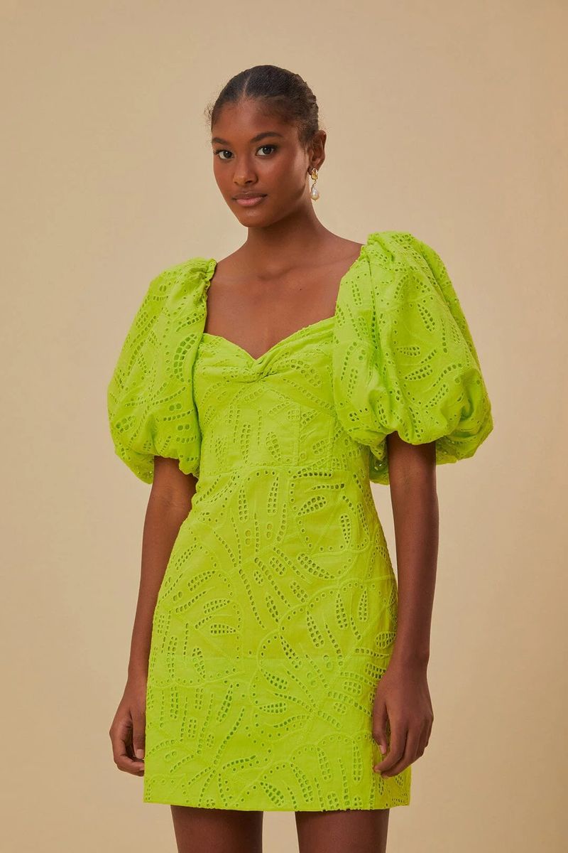 Lebhaftes grünes Ösen-Minikleid