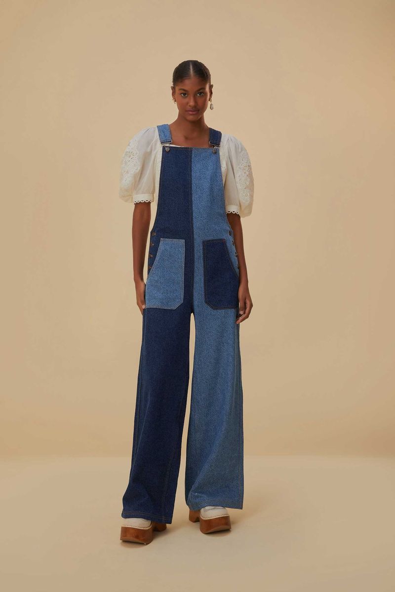 Zweifarbige Latzhose aus Denim mit weitem Bein
