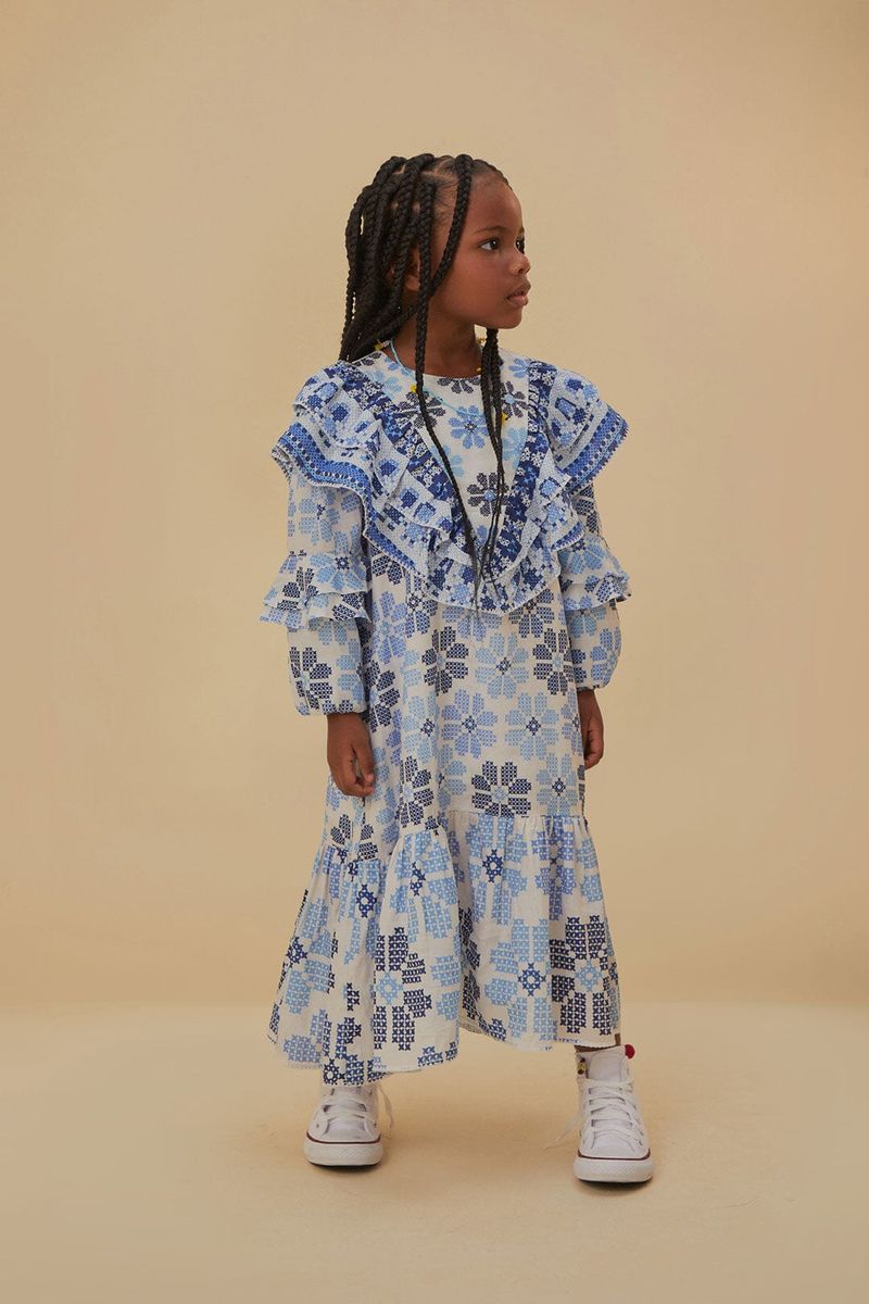 Kinderkleid mit gestickten Blumen und Rüschen