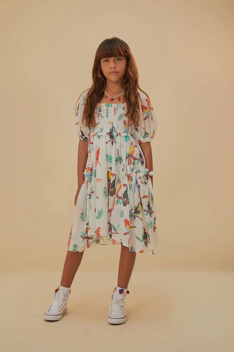 Verspieltes Kinderkleid mit Vogelstickerei