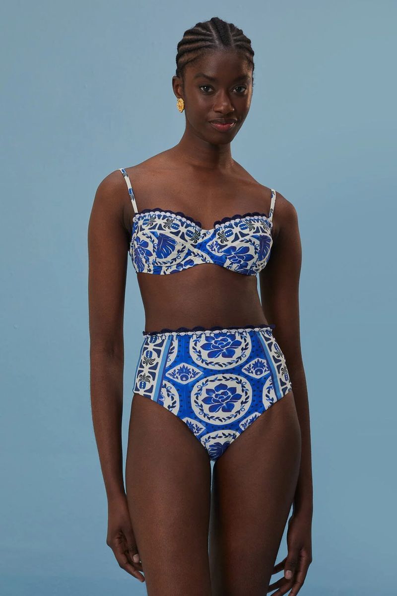 Bikinihose mit hohem Bund und blauem Kachelmuster