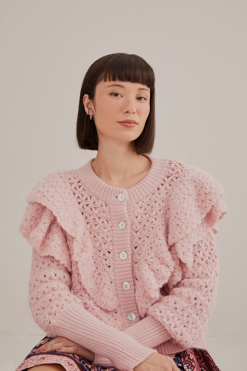 Gestrickte Strickjacke mit Rüschen
